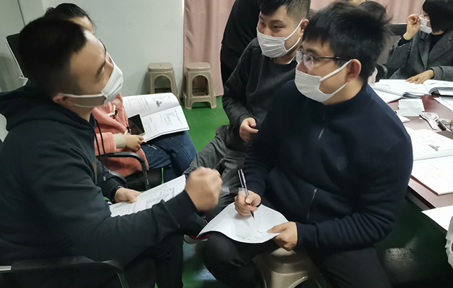 小組成員熱烈討論.jpg