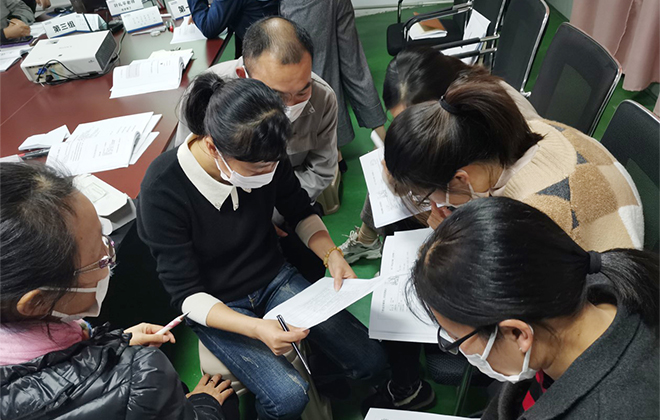 小組成員認(rèn)真討論中.jpg